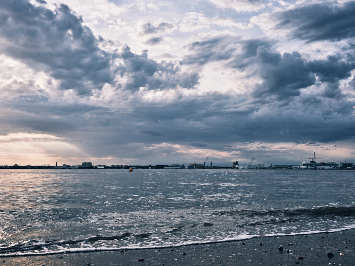 Ciel menaçant sur mer calme, vue sur le port de Saint-Nazaire.